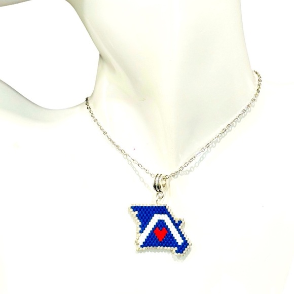 Handcrafted handwoven beaded State of Missouri pendant necklace w/ St Louis Arch - Picture 3 of 6